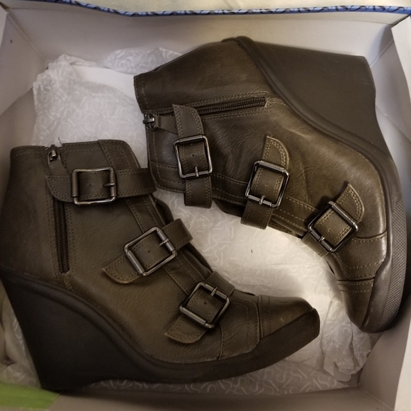 Boots - Picture 2 of 5